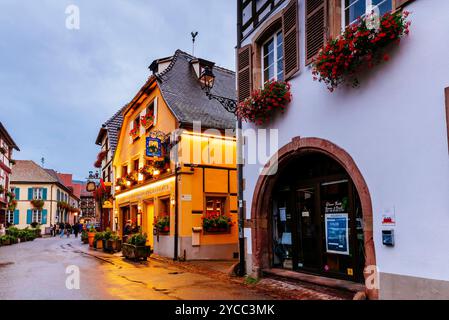 Rue et maisons d'Eguisheim. Eguisheim est une commune française, située dans le département du Haut-Rhin et le Grand est. Il se trouve dans le reg historique Banque D'Images