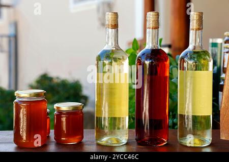 Les produits grecs locaux faits maison sur le comptoir de vente, le miel et le vin sont un souvenir populaire de vacances Banque D'Images