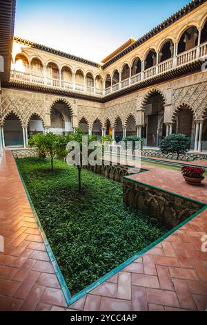 Cour principale du Alcázar de Séville, avec étang réfléchissant et jardins encastrés en Espagne Banque D'Images