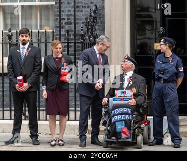 Downing Street, Londres, Royaume-Uni. 22 octobre 2024. Le premier ministre britannique, Sir Keir Starmer, rencontre des collectionneurs et des vétérans de la Royal British Legion et fait un don à l’appel du coquelicot de la Royal British Legion devant le 10 Downing Street. Crédit : Malcolm Park/Alamy Banque D'Images