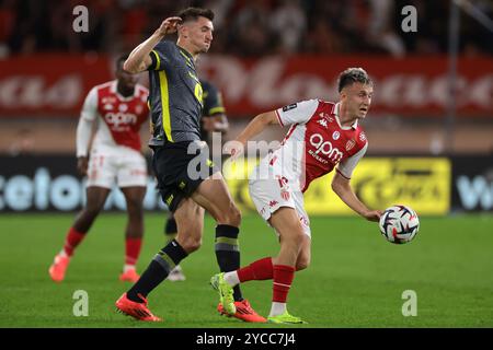 Monaco, Monaco. 18 octobre 2024. Thomas Meunier du LOSC Lille affronte Aleksandr Golovin de l'AS Monaco lors du match de Ligue 1 au stade Louis II de Monaco. Le crédit photo devrait se lire : Jonathan Moscrop/Sportimage crédit : Sportimage Ltd/Alamy Live News Banque D'Images