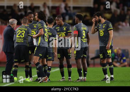 Monaco, Monaco. 18 octobre 2024. Bruno Genesio entraîneur du LOSC Lille discute avec Edon Zhegrova, Alexsandro Ribeiro, Ayyoub Bouaddi, Osame Sahraoui, Bafode Diakite, Jonathan David et André Gomes lors d'une pause dans le match de Ligue 1 au stade Louis II, Monaco. Le crédit photo devrait se lire : Jonathan Moscrop/Sportimage crédit : Sportimage Ltd/Alamy Live News Banque D'Images