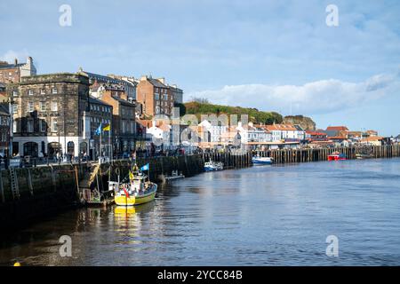 Whitby, Royaume-Uni. 22 octobre 2024. Le port de Whitby sur la côte du Yorkshire du Nord brille par un soleil d'automne glorieux et des températures sur le milieu de l'adolescence centigrade. Après un week-end orageux et humide, le temps britannique est dans une période plus stable. Crédit : Julian Eales/Alamy Live News Banque D'Images