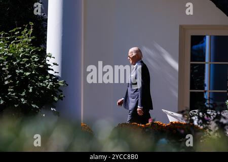 Washington, États-Unis. 22 octobre 2024. Le président Joe Biden quitte la Maison Blanche à Washington, DC en route pour Manchester, New Hampshire, le mardi 22 octobre 2024. Biden prononcera des remarques sur la réduction du coût des médicaments sur ordonnance. Photo de Aaron Schwartz/UPI crédit : UPI/Alamy Live News Banque D'Images