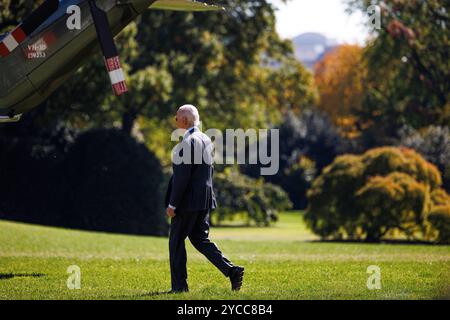 Washington, États-Unis. 22 octobre 2024. Le président Joe Biden quitte la Maison Blanche à Washington, DC en route pour Manchester, New Hampshire, le mardi 22 octobre 2024. Biden prononcera des remarques sur la réduction du coût des médicaments sur ordonnance. Photo de Aaron Schwartz/UPI crédit : UPI/Alamy Live News Banque D'Images