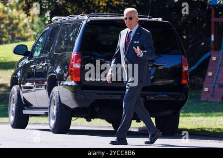 Washington, États-Unis. 22 octobre 2024. Le président Joe Biden quitte la Maison Blanche à Washington, DC en route pour Manchester, New Hampshire, le mardi 22 octobre 2024. Biden prononcera des remarques sur la réduction du coût des médicaments sur ordonnance. Photo de Aaron Schwartz/UPI crédit : UPI/Alamy Live News Banque D'Images