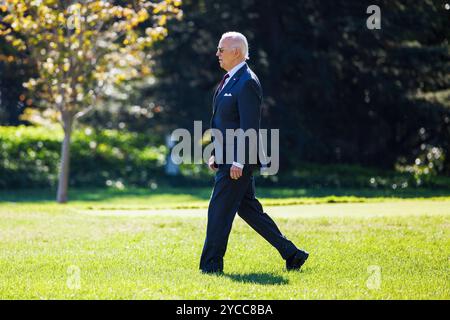 Washington, États-Unis. 22 octobre 2024. Le président Joe Biden quitte la Maison Blanche à Washington, DC en route pour Manchester, New Hampshire, le mardi 22 octobre 2024. Biden prononcera des remarques sur la réduction du coût des médicaments sur ordonnance. Photo de Aaron Schwartz/UPI crédit : UPI/Alamy Live News Banque D'Images