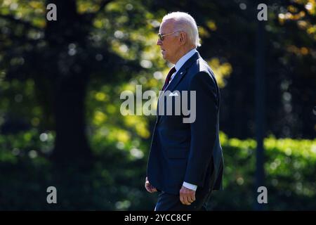 Washington, États-Unis. 22 octobre 2024. Le président Joe Biden quitte la Maison Blanche à Washington, DC en route pour Manchester, New Hampshire, le mardi 22 octobre 2024. Biden prononcera des remarques sur la réduction du coût des médicaments sur ordonnance. Photo de Aaron Schwartz/UPI crédit : UPI/Alamy Live News Banque D'Images