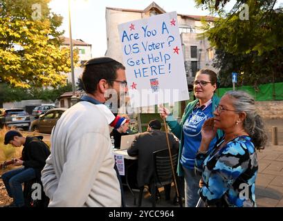 Jérusalem, Israël. 22 octobre 2024. Les membres américano-israéliens des Démocrates à l'étranger Israël aident les citoyens américains vivant à Jérusalem, Israël avec l'inscription sur les listes électorales pour les prochaines élections américaines de 2024 le mardi 22 octobre 2024. Les Volontaires ont aidé les démocrates et les républicains par le vote non partisan des documents de l'organisation à l'étranger. Photo de Debbie Hill/ crédit : UPI/Alamy Live News Banque D'Images