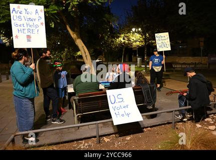 Jérusalem, Israël. 22 octobre 2024. Les membres américano-israéliens des Démocrates à l'étranger Israël aident les citoyens américains vivant à Jérusalem, Israël avec l'inscription sur les listes électorales pour les prochaines élections américaines de 2024 le mardi 22 octobre 2024. Les Volontaires ont aidé les démocrates et les républicains par le vote non partisan des documents de l'organisation à l'étranger. Photo de Debbie Hill/ crédit : UPI/Alamy Live News Banque D'Images