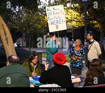 Jérusalem, Israël. 22 octobre 2024. Les membres américano-israéliens des Démocrates à l'étranger Israël aident les citoyens américains vivant à Jérusalem, Israël avec l'inscription sur les listes électorales pour les prochaines élections américaines de 2024 le mardi 22 octobre 2024. Les Volontaires ont aidé les démocrates et les républicains par le vote non partisan des documents de l'organisation à l'étranger. Photo de Debbie Hill/ crédit : UPI/Alamy Live News Banque D'Images