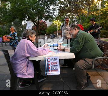 Jérusalem, Israël. 22 octobre 2024. Les membres américano-israéliens des Démocrates à l'étranger Israël aident les citoyens américains vivant à Jérusalem, Israël avec l'inscription sur les listes électorales pour les prochaines élections américaines de 2024 le mardi 22 octobre 2024. Les Volontaires ont aidé les démocrates et les républicains par le vote non partisan des documents de l'organisation à l'étranger. Photo de Debbie Hill/ crédit : UPI/Alamy Live News Banque D'Images