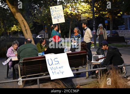 Jérusalem, Israël. 22 octobre 2024. Les membres américano-israéliens des Démocrates à l'étranger Israël aident les citoyens américains vivant à Jérusalem, Israël avec l'inscription sur les listes électorales pour les prochaines élections américaines de 2024 le mardi 22 octobre 2024. Les Volontaires ont aidé les démocrates et les républicains par le vote non partisan des documents de l'organisation à l'étranger. Photo de Debbie Hill/ crédit : UPI/Alamy Live News Banque D'Images