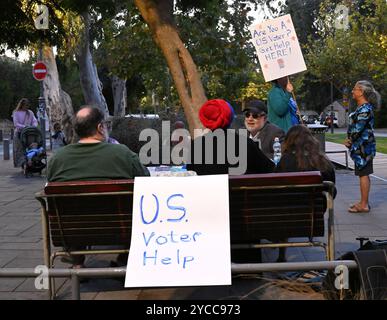 Jérusalem, Israël. 22 octobre 2024. Les membres américano-israéliens des Démocrates à l'étranger Israël aident les citoyens américains vivant à Jérusalem, Israël avec l'inscription sur les listes électorales pour les prochaines élections américaines de 2024 le mardi 22 octobre 2024. Les Volontaires ont aidé les démocrates et les républicains par le vote non partisan des documents de l'organisation à l'étranger. Photo de Debbie Hill/ crédit : UPI/Alamy Live News Banque D'Images