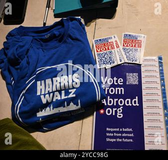 Jérusalem, Israël. 22 octobre 2024. Les articles sont affichés sur une table mise en place par Démocrates Abroad Israel alors que l'organisation aide les citoyens américains vivant à Jérusalem, Israël à s'inscrire sur les listes électorales pour les prochaines élections américaines de 2024 le mardi 22 octobre 2024. Les Volontaires ont aidé les démocrates et les républicains par le vote non partisan des documents de l'organisation à l'étranger. Photo de Debbie Hill/ crédit : UPI/Alamy Live News Banque D'Images