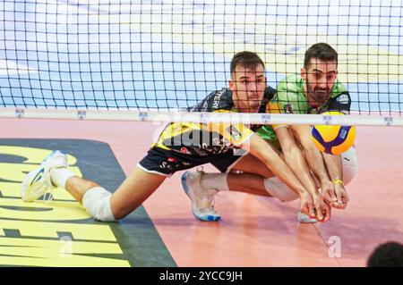 Marchisio Andrea DANNY DEMYANENKO pendant Yuasa Battery Grottazzolina vs Sonepar Padova, match de Superligue de volleyball Italien Serie A Men à Porto San Giorgio (FM), Italie, le 20 octobre 2024 Banque D'Images