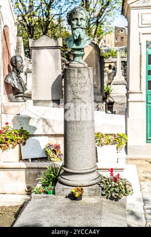 La tombe des Manets au cimetière de Passy à Paris, France. Avec le buste d'Édouard Manet (1832 - 1883). Banque D'Images