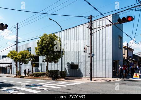 Nara, Japon - 14 août 2024 : bâtiment moderne en acier dans le centre-ville de Nara Banque D'Images