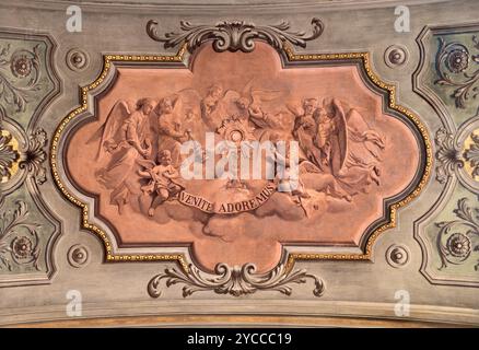 ALESSANDRIA, ITALIE - 9 SEPTEMBRE 2024 : fresque néo-baroque de l'Adoration de l'Eucharistie sur le plafond de la cathédrale par Luigi Morgari du 20. cent. Banque D'Images