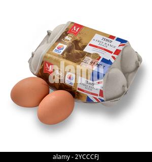 Carton carton carton boîte de supermarché Tesco oeufs libre de plein air demi-douzaine six poules oeufs 2 oeufs devant le carton isolé sur blanc avec le chemin de découpage Banque D'Images