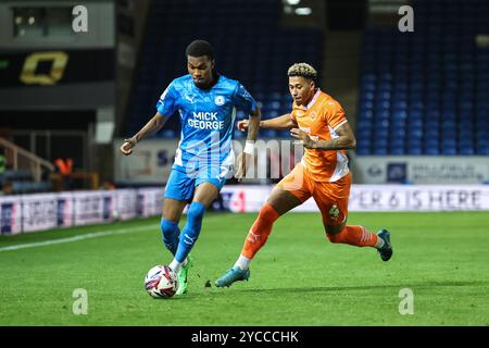 Malik Mothersille de Peterborough United tient le ballon pressé par Jordan Lawrence-Gabriel de Blackpool lors du match de Sky Bet League 1 Peterborough United vs Blackpool au Weston Homes Stadium, Peterborough, Royaume-Uni, 22 octobre 2024 (photo de Mark Cosgrove/News images) Banque D'Images