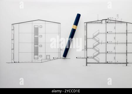 Dessin de section dessiné à la main d'un immeuble d'habitation. Travail scolaire dessiné par l'élève. Un vieux dessin technique. Banque D'Images