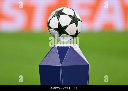 Ballon officiel lors du match MD3 de la phase de la Ligue des champions 2024/25 de l'UEFA entre l'AC Milan et le Club Bruges au stade San Siro le 21 octobre 2024 à Milan, Italie. Banque D'Images