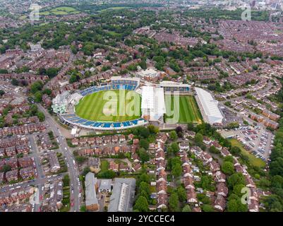 Photo aérienne du stade Emerald Headingley et aussi d'une ville typique du Royaume-Uni montrant des rangées de maisons, des chemins et des routes, prises sur Headingley Banque D'Images