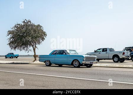 Gulfport, MS - 04 octobre 2023 : vue d'angle avant grand angle d'un Ford Falcon Sprint 2 portes Hardtop 1964 lors d'un salon automobile local. Banque D'Images