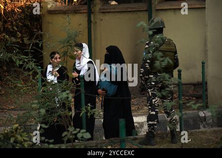 Srinagar, Inde. 22 octobre 2024. Un agent de sécurité monte la garde surveillant diligemment les environs le 22 octobre 2024, à Srinagar, au Cachemire, en Inde. Tragiquement, sept personnes ont perdu la vie dimanche lorsque des terroristes ont ouvert le feu sur un chantier de construction dans le district de Ganderbal, au Jammu-et-Cachemire. Les autorités ont confirmé que parmi les victimes figuraient un médecin cachemirien, ainsi que des ouvriers et du personnel employés par un entrepreneur travaillant sur un tunnel pour la route nationale Srinagar-Leh. (Photo de Danish Showkat/Sipa USA) crédit : Sipa USA/Alamy Live News Banque D'Images