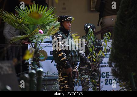 Srinagar, Inde. 22 octobre 2024. Un agent de sécurité monte la garde surveillant diligemment les environs le 22 octobre 2024, à Srinagar, au Cachemire, en Inde. Tragiquement, sept personnes ont perdu la vie dimanche lorsque des terroristes ont ouvert le feu sur un chantier de construction dans le district de Ganderbal, au Jammu-et-Cachemire. Les autorités ont confirmé que parmi les victimes figuraient un médecin cachemirien, ainsi que des ouvriers et du personnel employés par un entrepreneur travaillant sur un tunnel pour la route nationale Srinagar-Leh. (Photo de Danish Showkat/Sipa USA) crédit : Sipa USA/Alamy Live News Banque D'Images