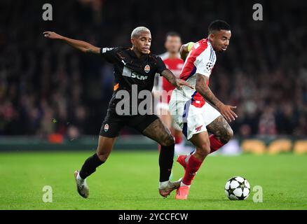 Pereira Pedrinho de Shakhtar Donetsk (à gauche) et Gabriel Jesus d'Arsenal s'affrontent pour le ballon lors du match de la phase de groupes de l'UEFA Champions League à l'Emirates Stadium de Londres. Date de la photo : mardi 22 octobre 2024. Banque D'Images