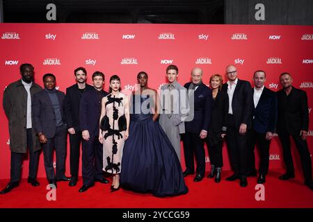 (De gauche à droite) Sule Rimi, Chukwudi Iwuji, Jon Arias, Nick Blood, Ursula Corbero, Lashana Lynch, Eddie Redmayne, Charles Dance, Lia Williams, Ben Hall, Jonjo O'Neill et Richard Dormer assistent à la première du jour du Jackal au Queen Elizabeth Hall de Londres. Date de la photo : mardi 22 octobre 2024. Banque D'Images