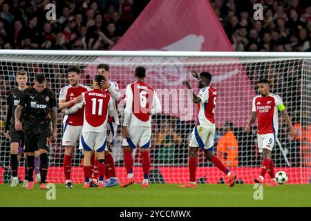 Arsenal FC célèbre le but de Gabriel Martinelli lors du match de l'UEFA Champions League entre Arsenal et Shakhtar Donetsk à l'Emirates Stadium, Londres, Angleterre, le 22 octobre 2024. Photo de Phil Hutchinson. Utilisation éditoriale uniquement, licence requise pour une utilisation commerciale. Aucune utilisation dans les Paris, les jeux ou les publications d'un club/ligue/joueur. Crédit : UK Sports pics Ltd/Alamy Live News Banque D'Images