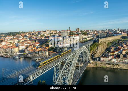 Porto City, le fleuve Douro et le pont Dom Luis I avec Tram dans la matinée Banque D'Images