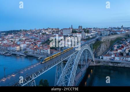 Porto City, le fleuve Douro et le pont Dom Luis I avec tramway au crépuscule du matin Banque D'Images
