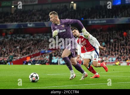 Le gardien de but de Shakhtar Donetsk, Dmytro Riznyk (à gauche), et Gabriel Martinelli d'Arsenal se battent pour le ballon lors de la phase de groupes de l'UEFA Champions League à l'Emirates Stadium, à Londres. Date de la photo : mardi 22 octobre 2024. Banque D'Images