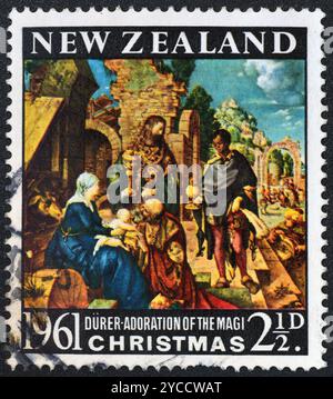 Timbre-poste oblitéré imprimé par la Nouvelle-Zélande, qui montre la peinture Adoration des Mages par durer, Noël 1961, vers 1961. Banque D'Images