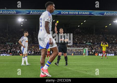 Leeds, Royaume-Uni. 22 octobre 2024. L'arbitre Anthony Backhouse remet un carton jaune à Júnior Firpo de Leeds United lors du match du Sky Bet Championship Leeds United vs Watford à Elland Road, Leeds, Royaume-Uni, le 22 octobre 2024 (photo par Alfie Cosgrove/News images) à Leeds, Royaume-Uni le 22/10/2024. (Photo par Alfie Cosgrove/News images/SIPA USA) crédit : SIPA USA/Alamy Live News Banque D'Images