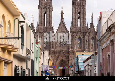 Zamora, Michoacán, Mexique - 24 décembre 2023 : la lumière de l'après-midi brille sur une église historique au cœur du centre-ville de Zamora. Banque D'Images