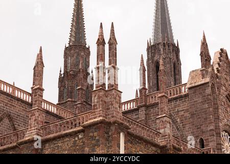 Zamora, Michoacán, Mexique - 24 décembre 2023 : la lumière de l'après-midi brille sur une église historique au cœur du centre-ville de Zamora. Banque D'Images