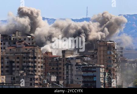 Pneu, Liban. 22 octobre 2024. De la fumée s'élève au-dessus des bâtiments d'une frappe aérienne israélienne qui a ciblé le village d'Al-Hawsh à l'extérieur de Tyr City, au Liban, le mardi 22 octobre 2024. Treize personnes, dont un enfant, ont été tuées et 57 autres blessées lors d'une frappe israélienne près de l'hôpital universitaire Rafik Hariri, dans le sud de Beyrouth. Photo de Nizar Kashmar/UPI crédit : UPI/Alamy Live News Banque D'Images