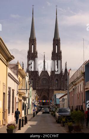 Zamora, Michoacán, Mexique - 24 décembre 2023 : la lumière de l'après-midi brille sur une église historique au cœur du centre-ville de Zamora. Banque D'Images