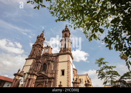 Zamora, Michoacán, Mexique - 24 décembre 2023 : la lumière de l'après-midi brille sur une église historique au cœur du centre-ville de Zamora. Banque D'Images