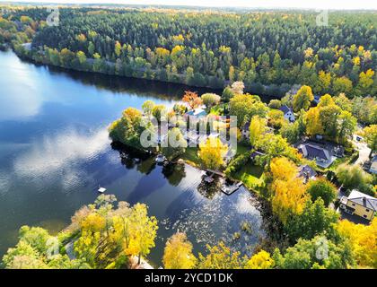 Vue aérienne du quartier résidentiel riverain de Nysätra à Nacka près de Stockholm, Suède Banque D'Images