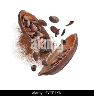 Gousse de cacao avec des haricots et de la poudre dans l'air sur fond blanc Banque D'Images