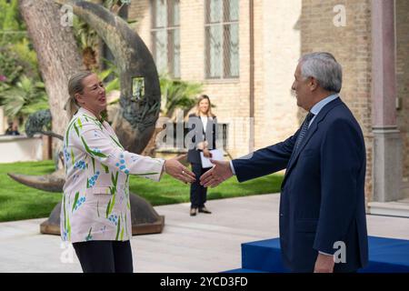 Pescara, Abruzzes, Italie. 22 octobre 2024. Le ministre italien des Affaires étrangères, Antonio Tajani, et la commissaire européenne chargée des partenariats internationaux, Jutta Urpilainen, lors de la cérémonie de bienvenue du Sommet des ministres du développement du Groupe des sept (G7), à l'Aurum, à Pescara, en Italie, le 22 octobre 2024. L'objectif principal du Sommet des ministres du développement du G7 à Pescara, est de consolider la nouvelle approche stratégique.pour l'Afrique promue par l'Italie et basée sur des partenariats égaux et partagés.croissance économique. À cette fin, les travaux de Pescara seront centrés sur trois thèmes prioritaires : la sécurité alimentaire et le sustai Banque D'Images