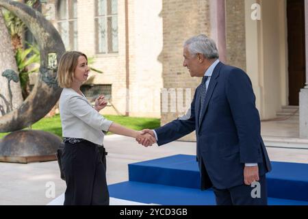 Pescara, Abruzzes, Italie. 22 octobre 2024. Melinda Bohannon, directrice générale des Affaires humanitaires et du développement au Foreign Commonwealth & Development Office (FCDO), et Antonio Tajani, ministre italien des Affaires étrangères, lors de la cérémonie de bienvenue du Sommet des ministres du développement du Groupe des sept (G7) à l’Aurum à Pescara, en Italie, le 22 octobre 2024. L'objectif principal du Sommet des ministres du développement du G7 à Pescara, est de consolider la nouvelle approche stratégique.pour l'Afrique promue par l'Italie et basée sur des partenariats égaux et partagés.croissance économique. À cette fin, la procédure Pescara sera Banque D'Images