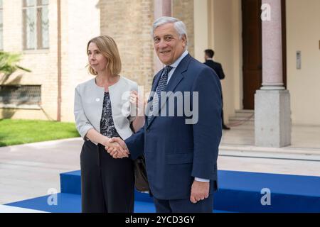 Pescara, Abruzzes, Italie. 22 octobre 2024. Melinda Bohannon, directrice générale des Affaires humanitaires et du développement au Foreign Commonwealth & Development Office (FCDO), et Antonio Tajani, ministre italien des Affaires étrangères, lors de la cérémonie de bienvenue du Sommet des ministres du développement du Groupe des sept (G7) à l’Aurum à Pescara, en Italie, le 22 octobre 2024. L'objectif principal du Sommet des ministres du développement du G7 à Pescara, est de consolider la nouvelle approche stratégique.pour l'Afrique promue par l'Italie et basée sur des partenariats égaux et partagés.croissance économique. À cette fin, la procédure Pescara sera Banque D'Images