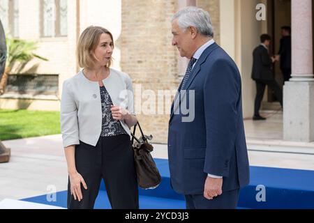 Pescara, Abruzzes, Italie. 22 octobre 2024. Melinda Bohannon, directrice générale des Affaires humanitaires et du développement au Foreign Commonwealth & Development Office (FCDO), et Antonio Tajani, ministre italien des Affaires étrangères, lors de la cérémonie de bienvenue du Sommet des ministres du développement du Groupe des sept (G7) à l’Aurum à Pescara, en Italie, le 22 octobre 2024. L'objectif principal du Sommet des ministres du développement du G7 à Pescara, est de consolider la nouvelle approche stratégique.pour l'Afrique promue par l'Italie et basée sur des partenariats égaux et partagés.croissance économique. À cette fin, la procédure Pescara sera Banque D'Images